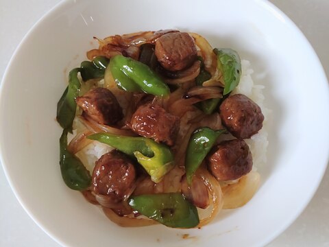 ミートボールとピーマンと玉ねぎの丼